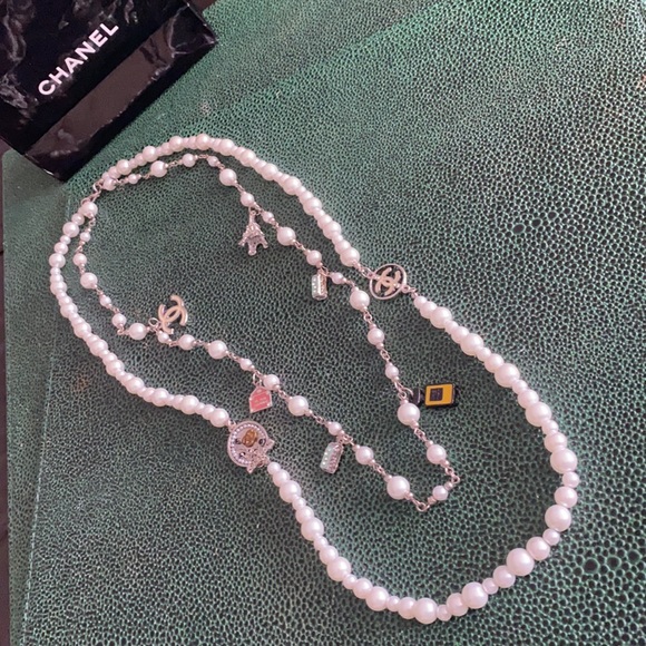 Introducir 61+ imagen chanel pearl necklace devil wears prada Abzlocal.mx